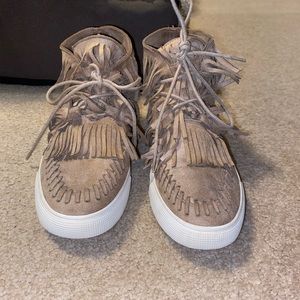 Size 6 Women’s Fringe Sneakers